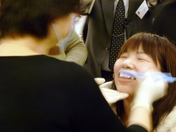 黒瀬先生からつまようじ法での磨き方を学ぶ歯科スタッフ